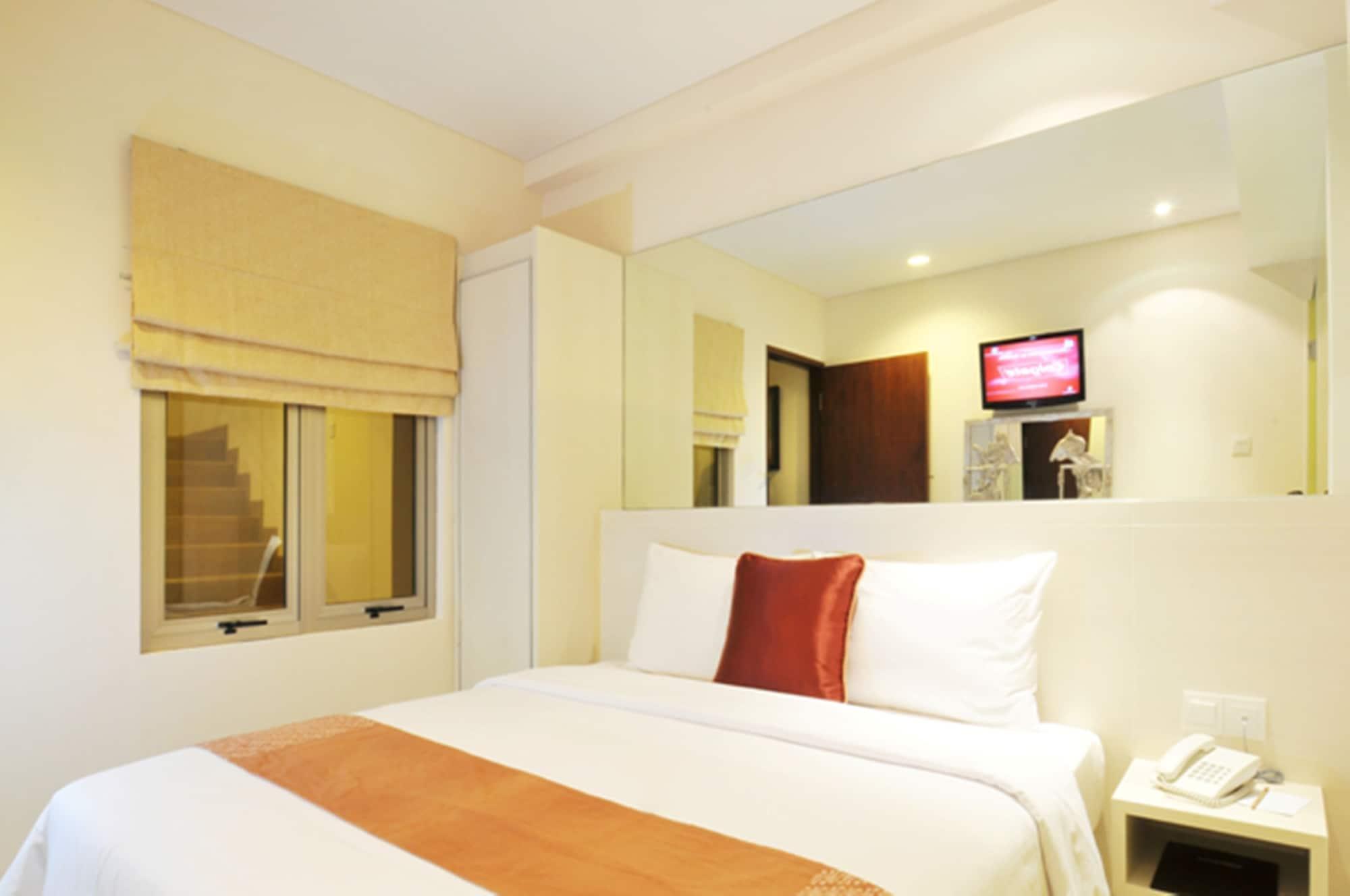 Pyrenees Malioboro Hotel Джок'якарта Екстер'єр фото