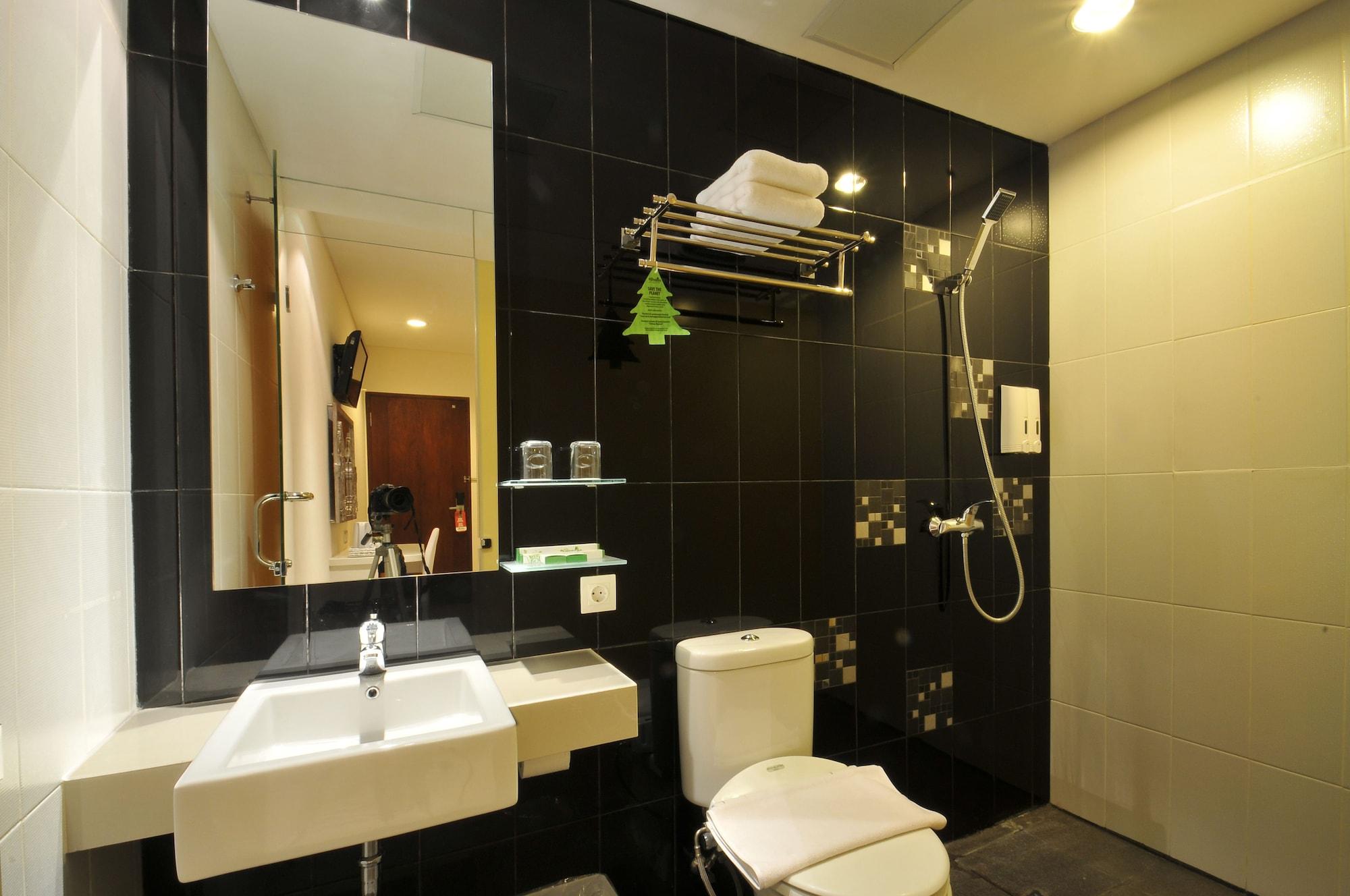 Pyrenees Malioboro Hotel Джок'якарта Екстер'єр фото