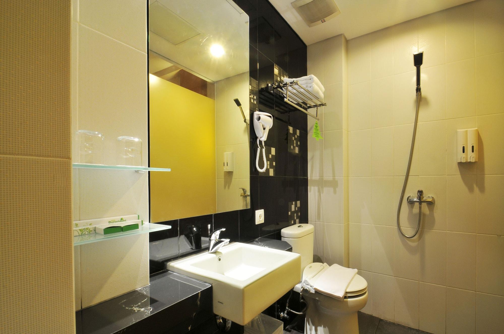 Pyrenees Malioboro Hotel Джок'якарта Екстер'єр фото