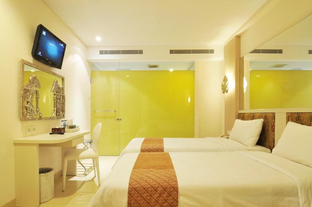 Pyrenees Malioboro Hotel Джок'якарта Екстер'єр фото