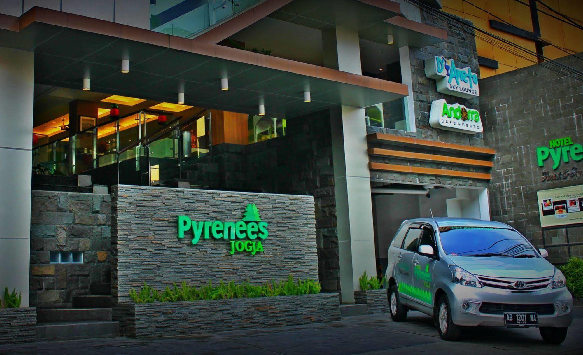 Pyrenees Malioboro Hotel Джок'якарта Екстер'єр фото