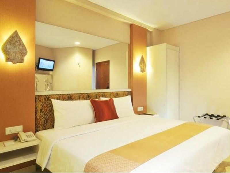 Pyrenees Malioboro Hotel Джок'якарта Екстер'єр фото