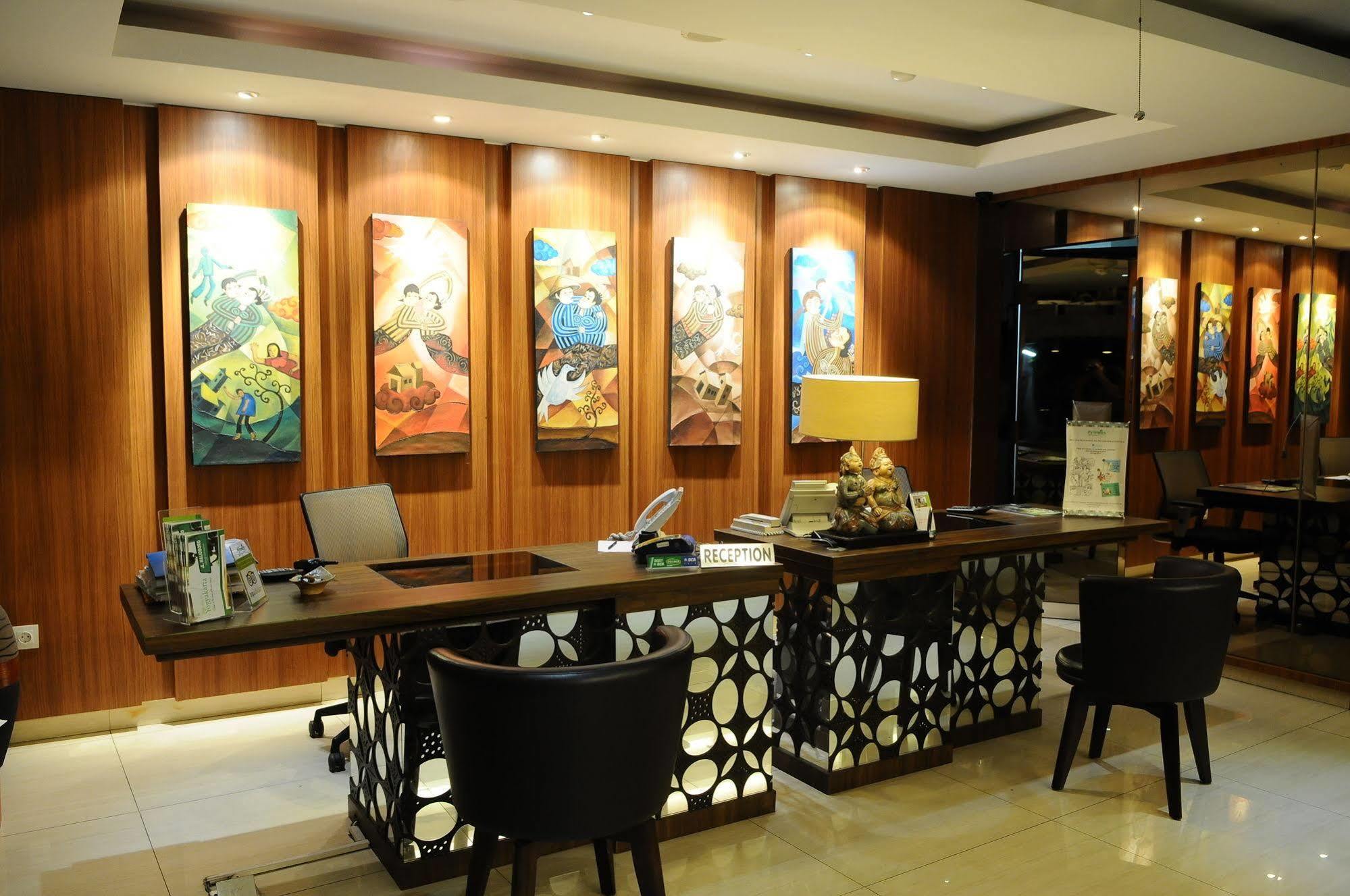 Pyrenees Malioboro Hotel Джок'якарта Екстер'єр фото